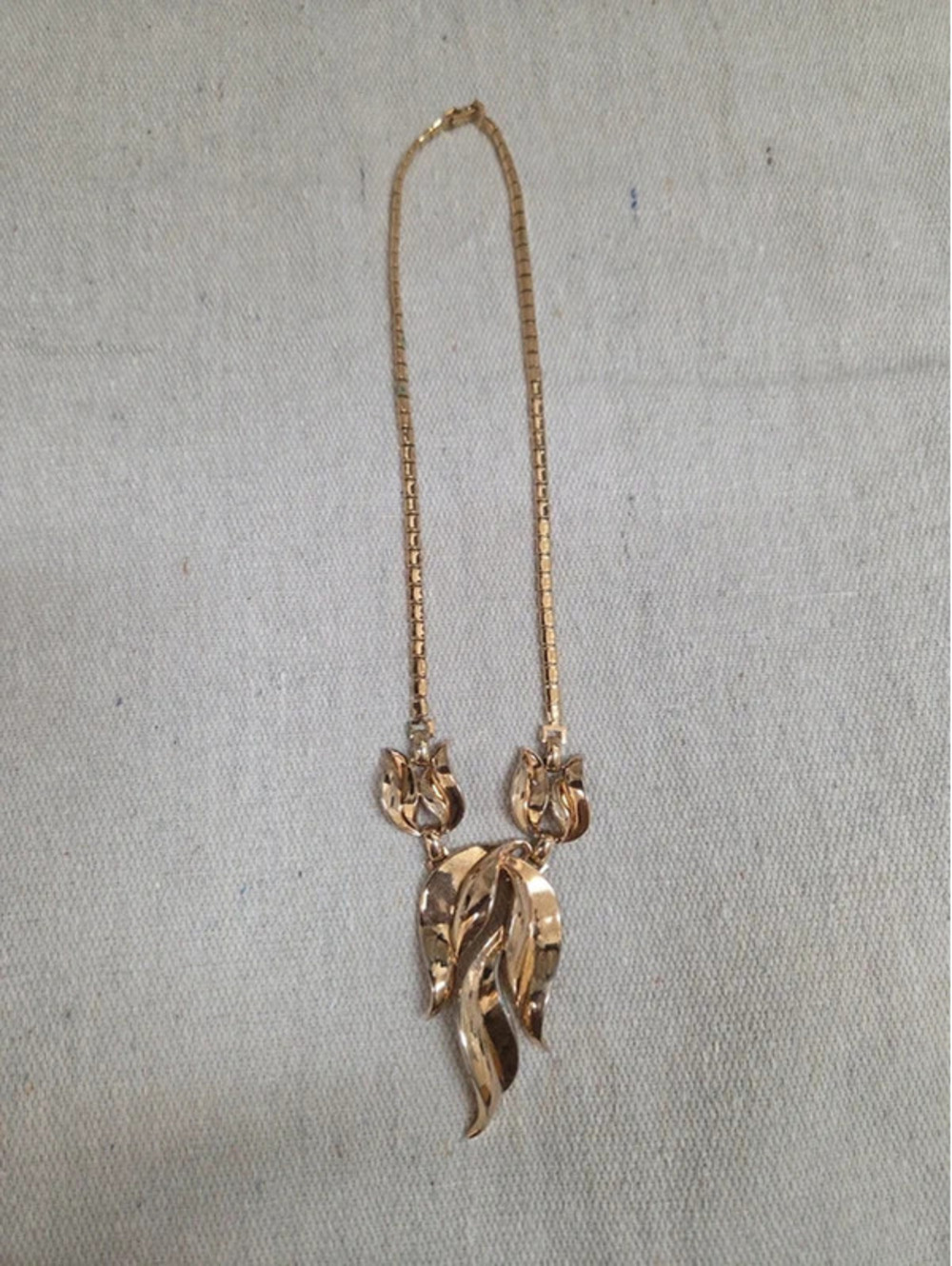 Beautiful vintage Trifari gold-tone necklace.